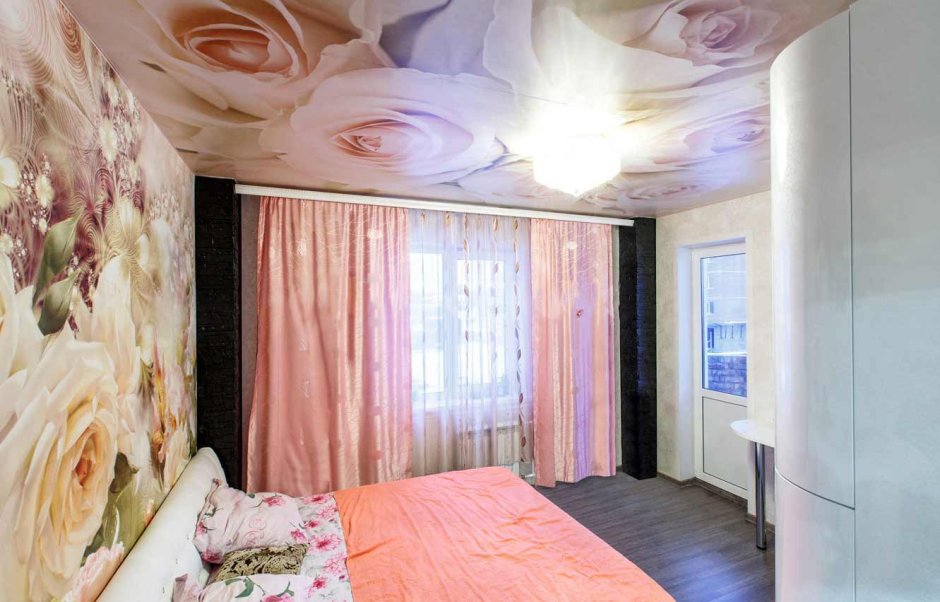 Натяжной потолок с цветами в спальне