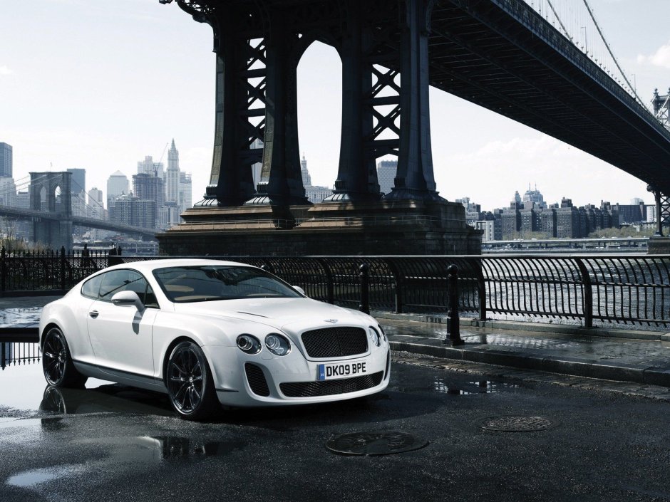 Bentley на фоне города