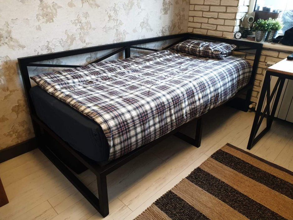 Железная кровать