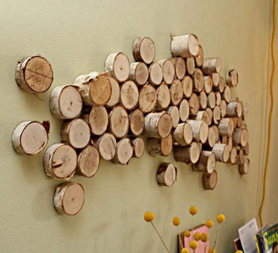 Спилы дерева на стене