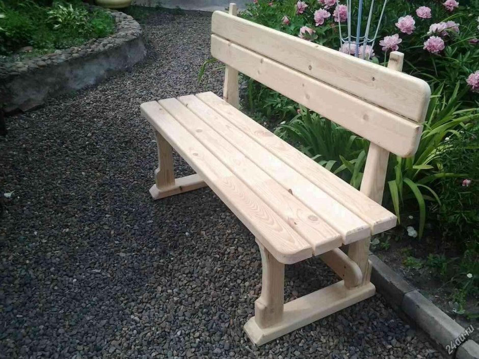 Скамейка из досок со спинкой
