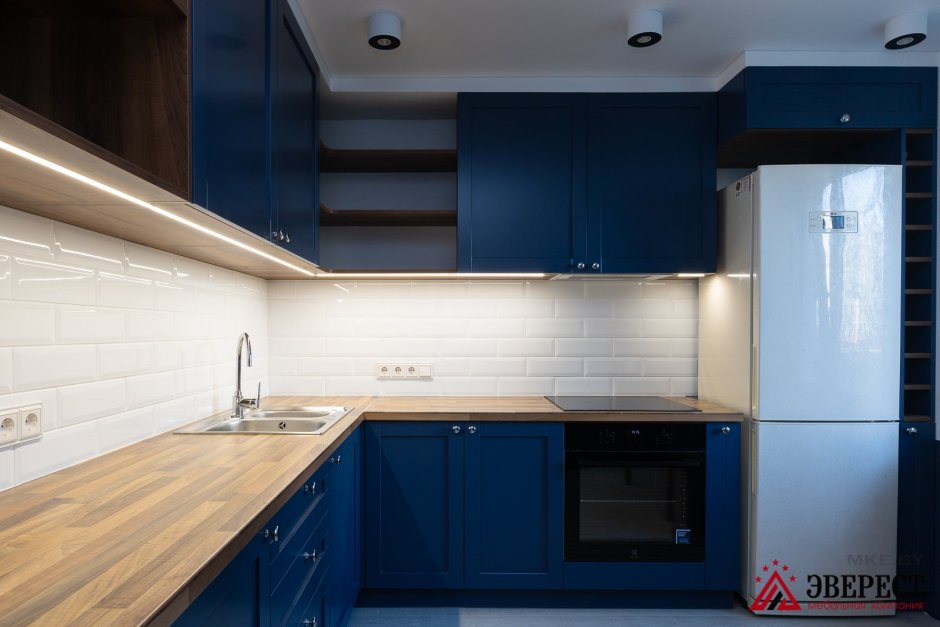 Кухня угловая синяя матовая