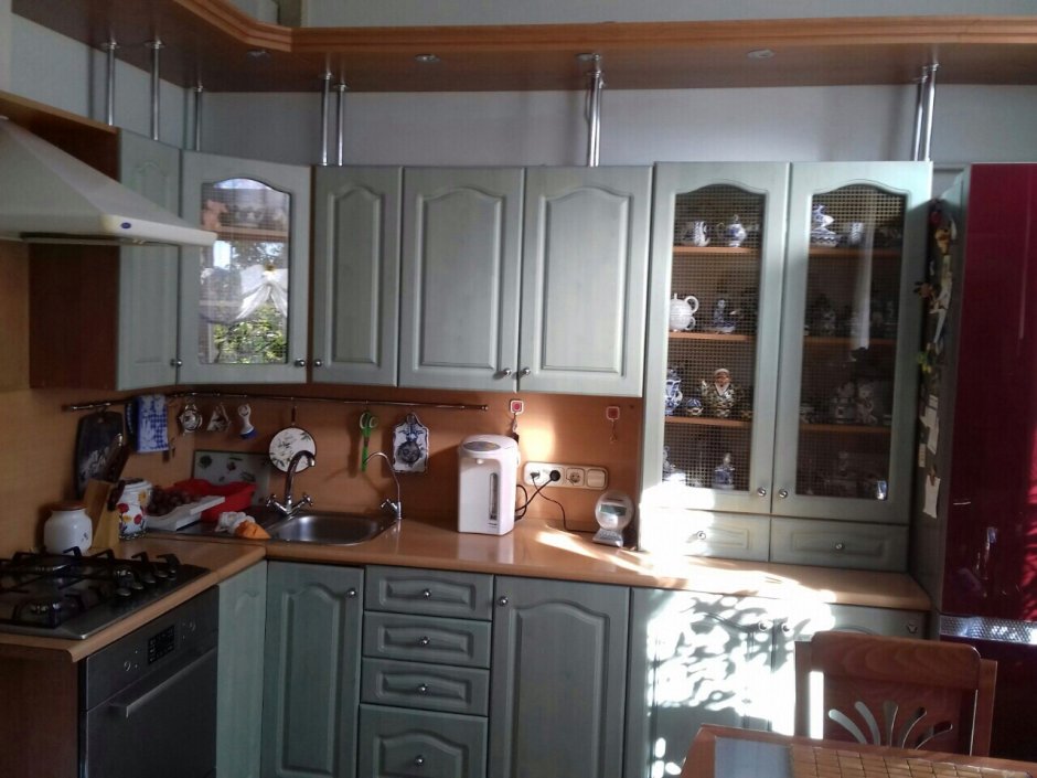 Серая кухня с деревянной столешницей