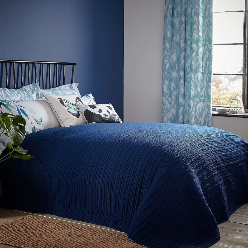 Спальня с синими шторами и покрывалом