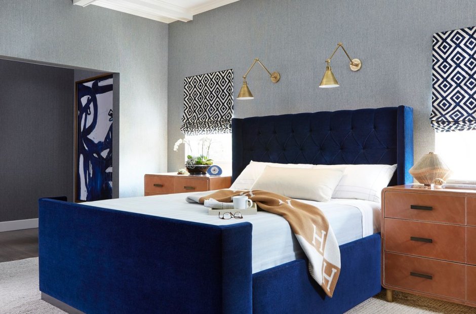 Синяя бархатная кровать в интерьере