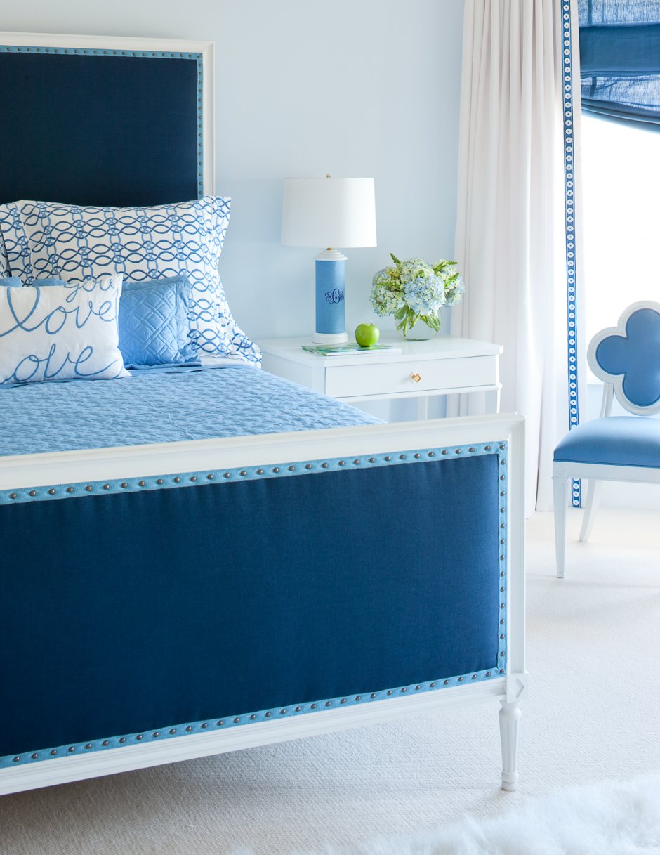 Кровать в синих тонах