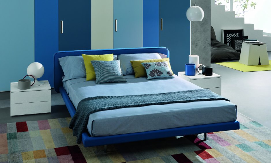 Синяя спальная кровать в интерьере