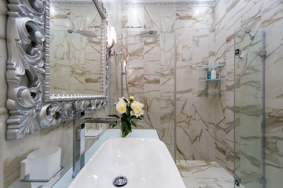 Ванная с плиткой под мрамор