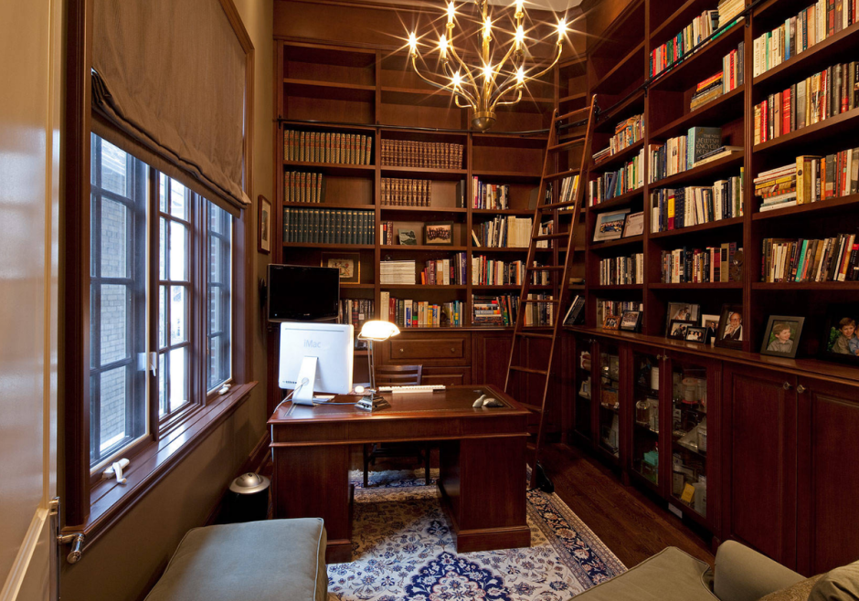 Комната с книжным шкафом