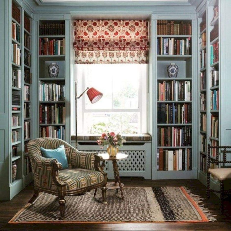 Комната с книжным шкафом