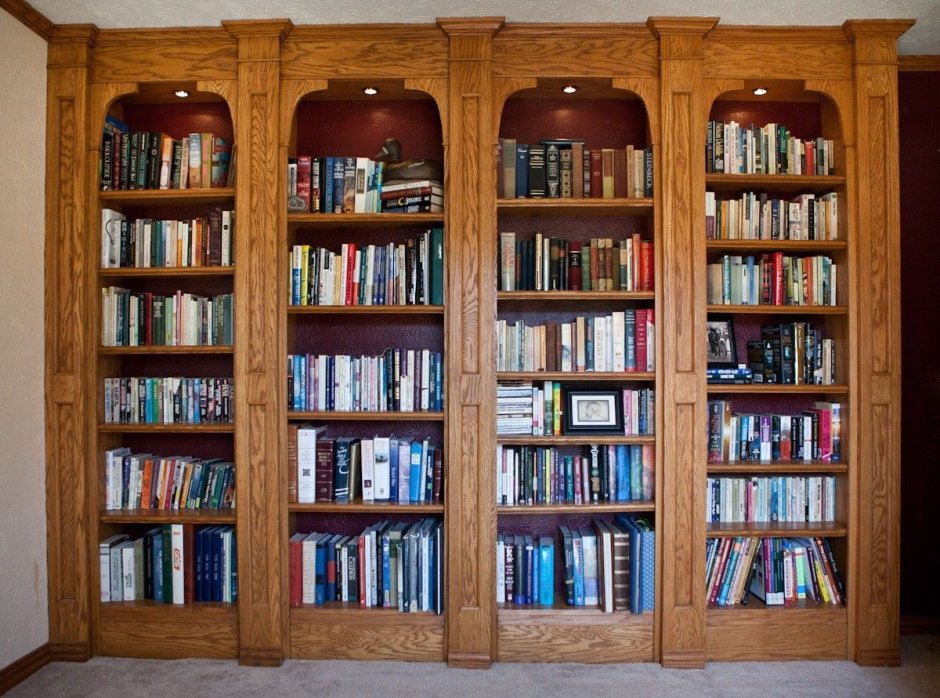 Вместительный книжный шкаф