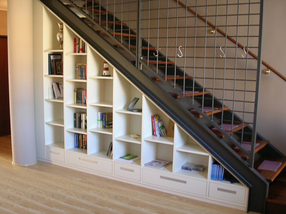 Встроенный шкаф под лестницей