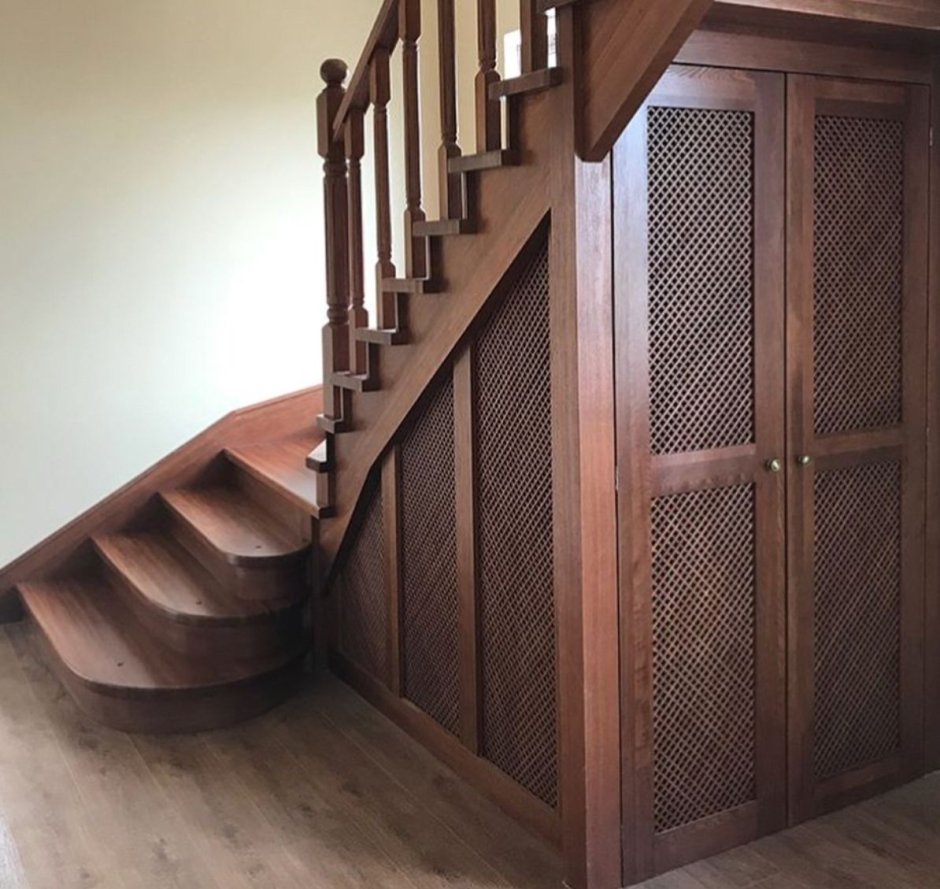 Деревянная лестница со шкафом