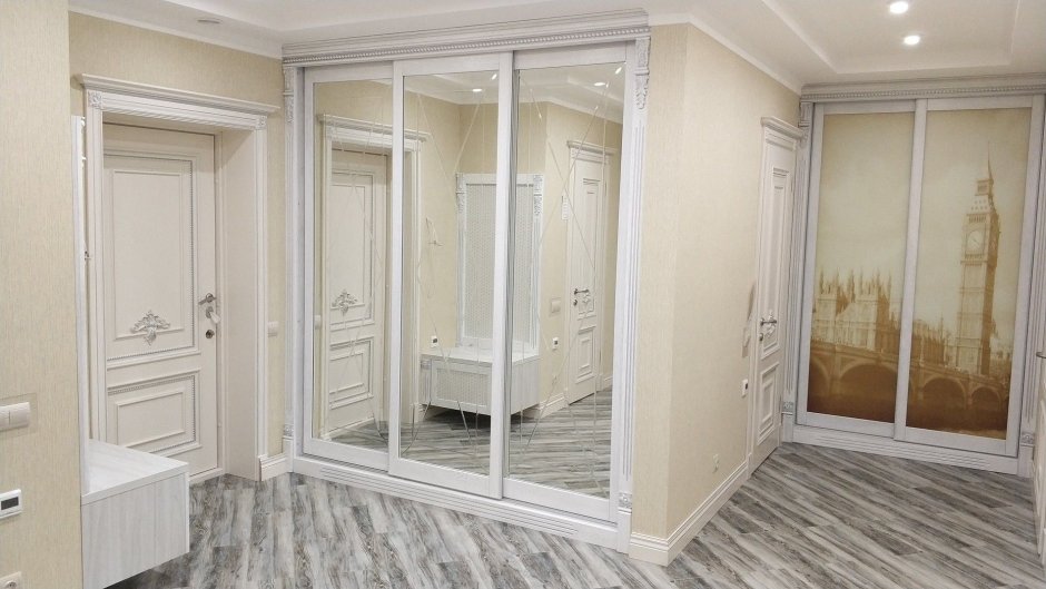 Двери купе с ромбами на зеркале