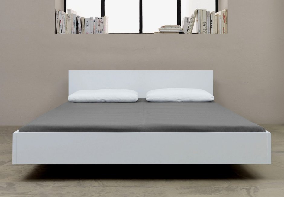 Двуспальная кровать в минималистическом стиле