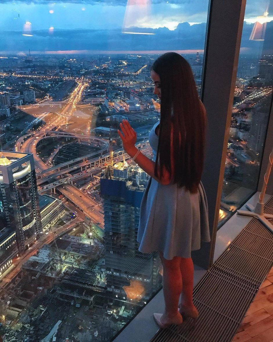 Девушка на фоне Москвы