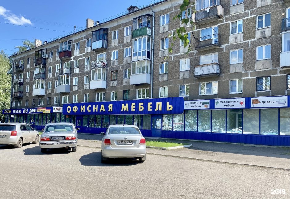 Детская Млечный дуб с красными фасадами