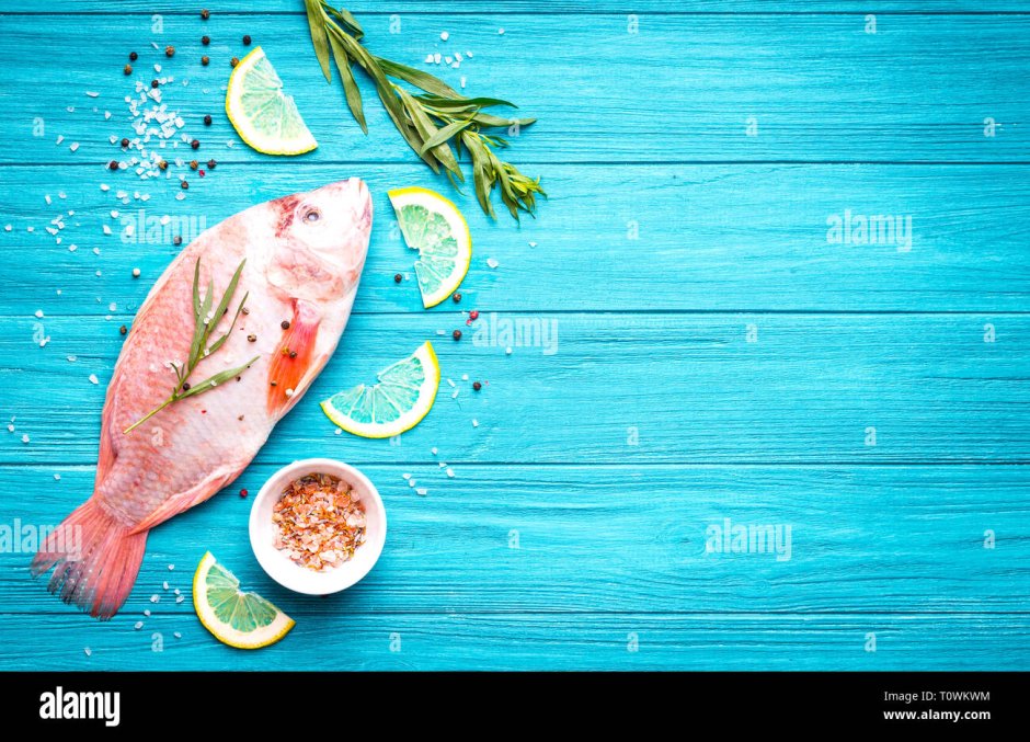 Морепродукты на фоне дерева