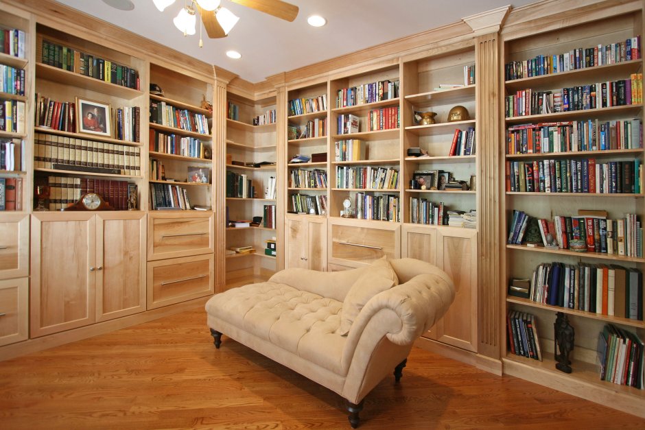 Комната с книжными полками