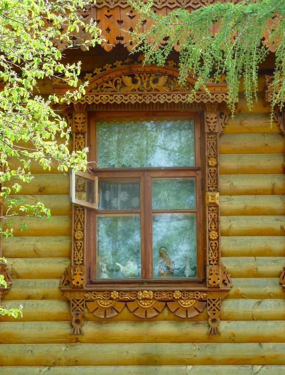Красивые окна в деревянном доме