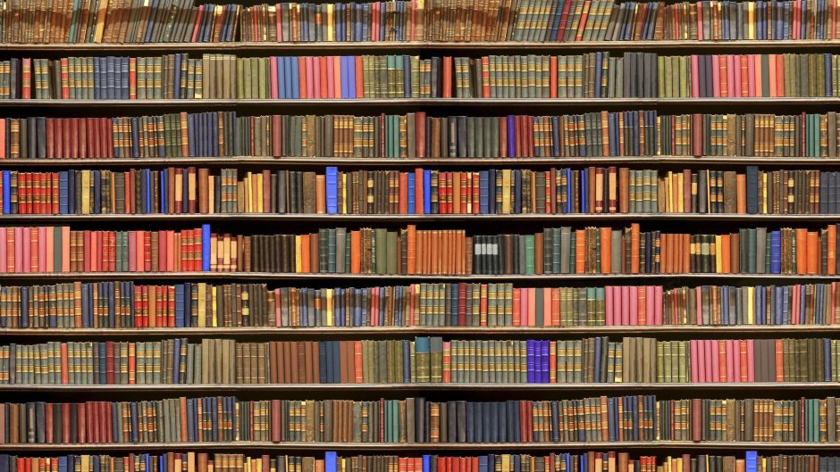 Книжный шкаф