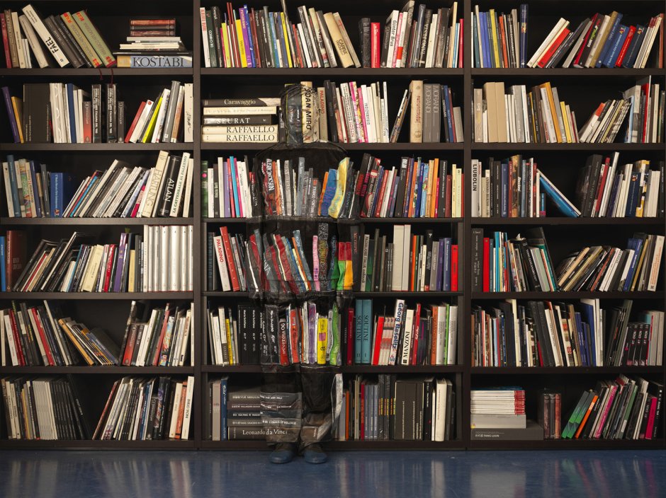 Книжные стеллажи в библиотеке