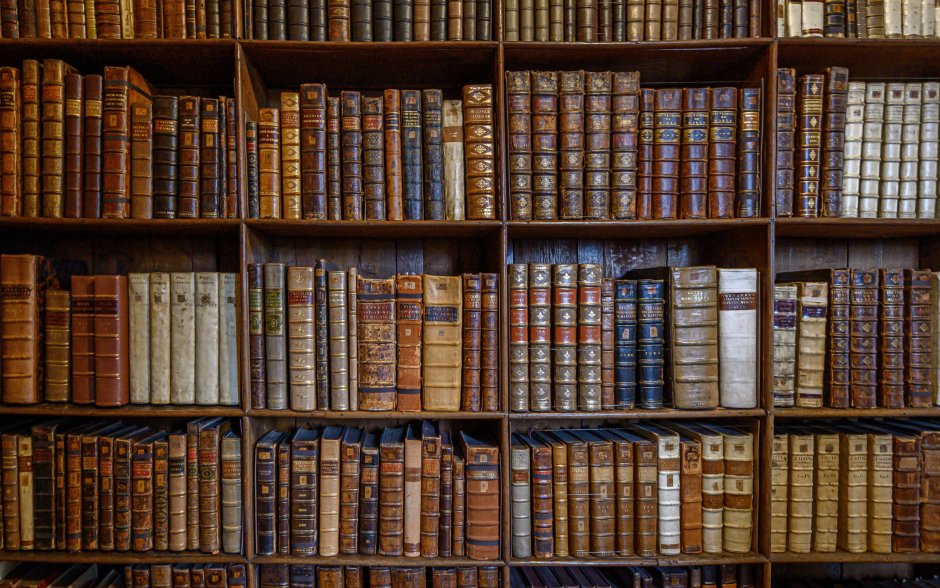 Книжная полка с книгами