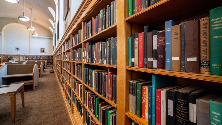 Книжные полки в библиотеке