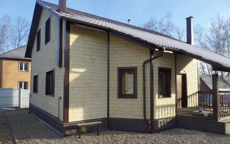 Дом обшит фасадными панелями дёке