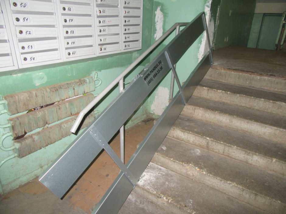 Откидной пандус в подъезде 2163