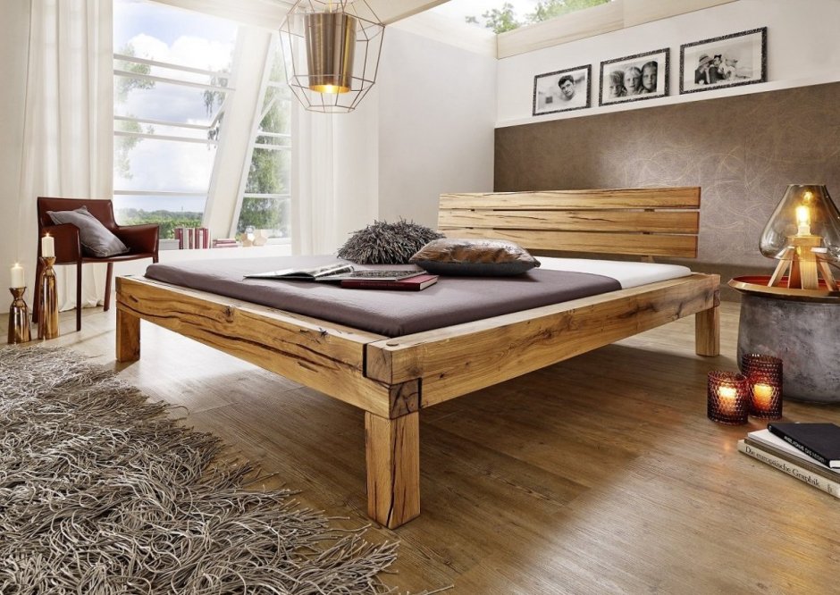 Кровать на деревянном помосте