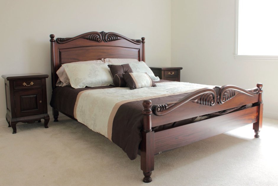 Двуспальная кровать в колониальном стиле