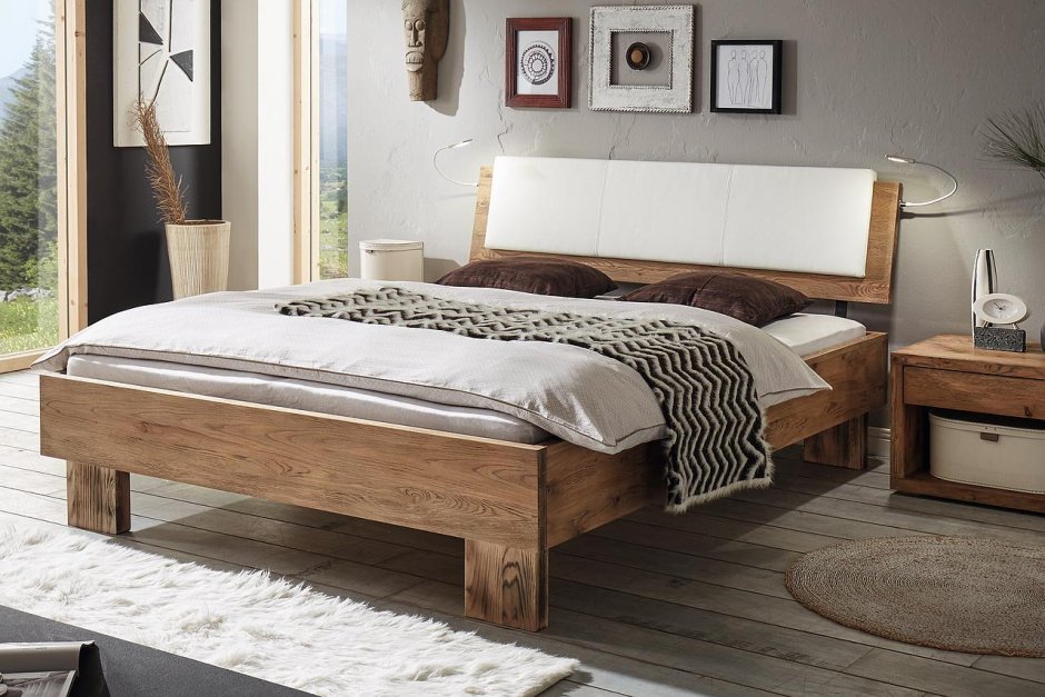 Деревянная кровать с наклонным изголовьем