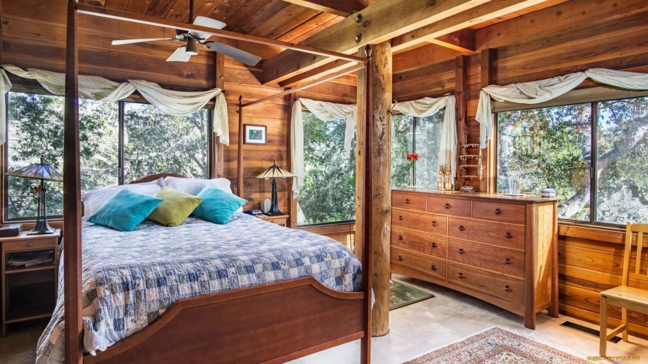 Красивые кровати в деревянном доме