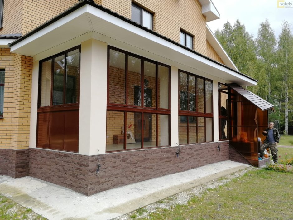 Застеклённая веранда к дому с крыльцом