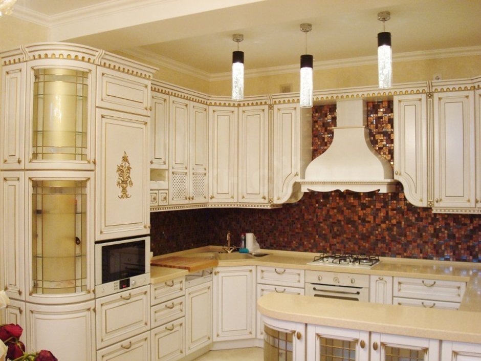 Кухня классика с золотой патиной