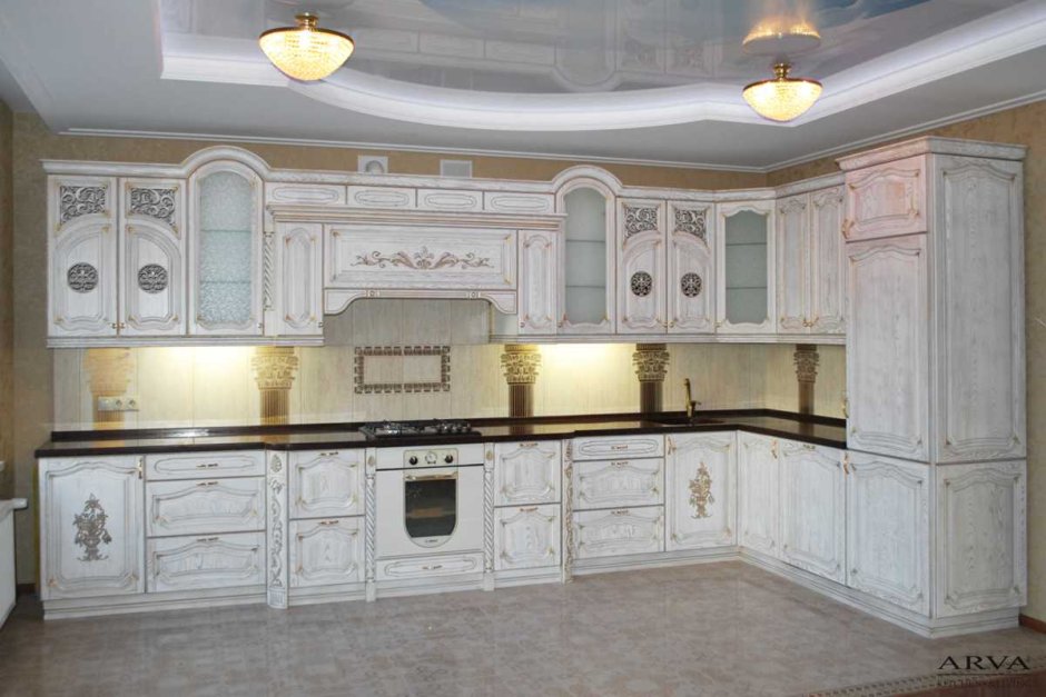 Кухня классика с золотой белая золотой патиной