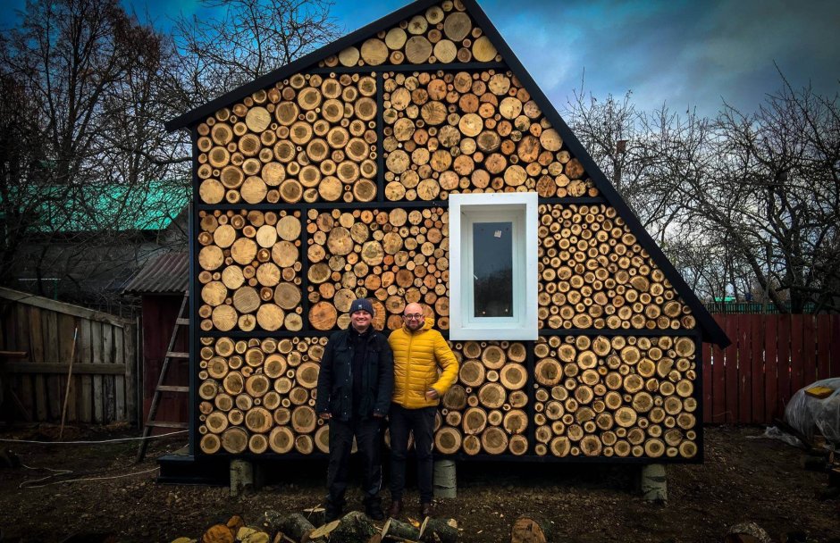 Стена из спилов бревна