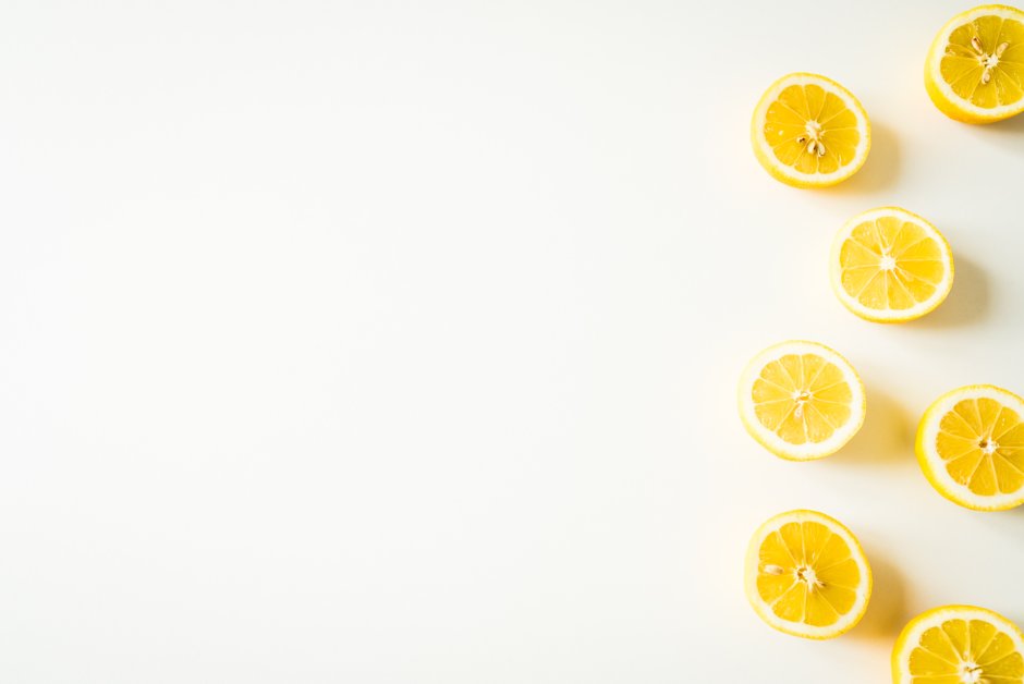 Лимон на белом фоне