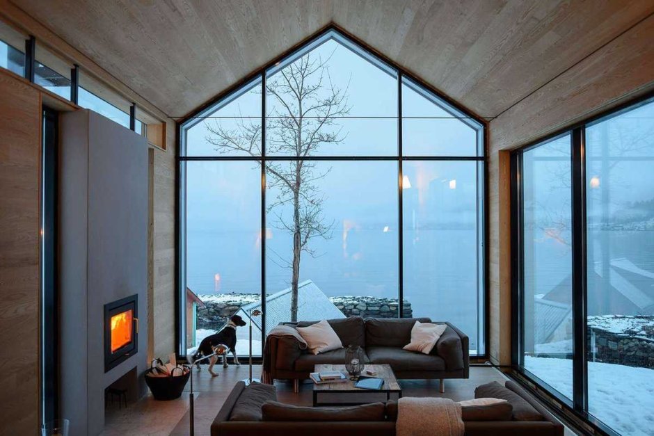 Маленький домик с панорамными окнами