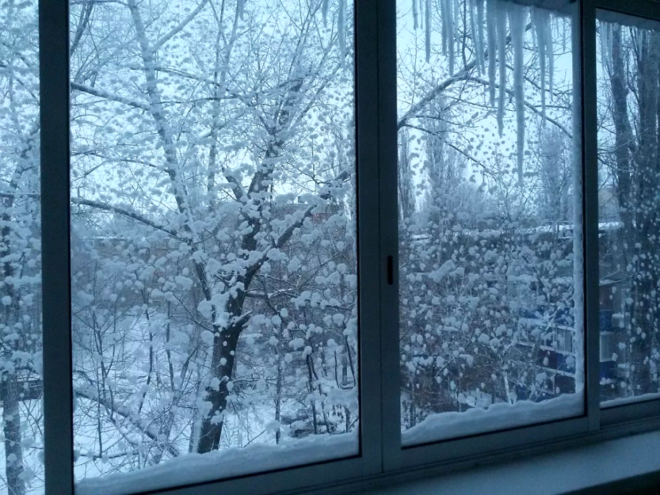 Снег за окном