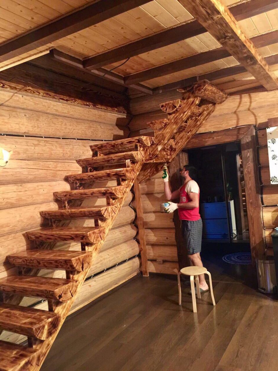 Лестница из бревна на второй этаж