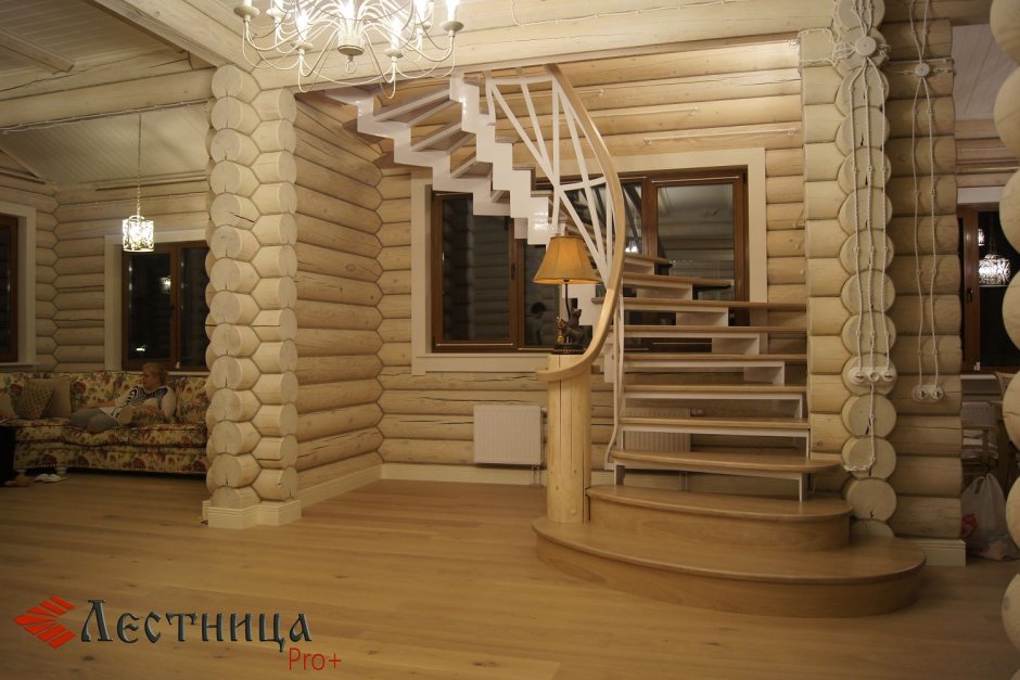 Лестница на второй этаж из оцилиндрованного бревна