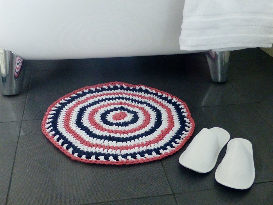 Вязаные коврики крючком из старых вещей