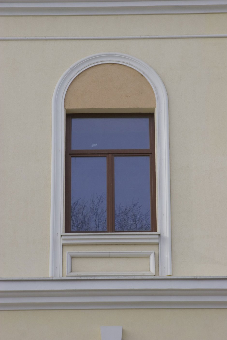 Фасадный декор арочных окон