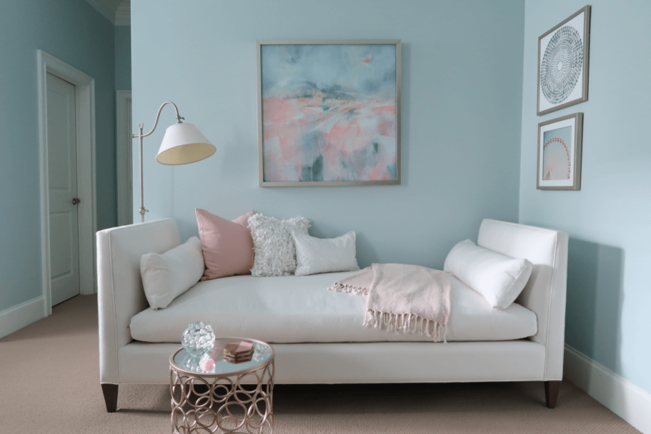 Розовый диванчик и серые стены