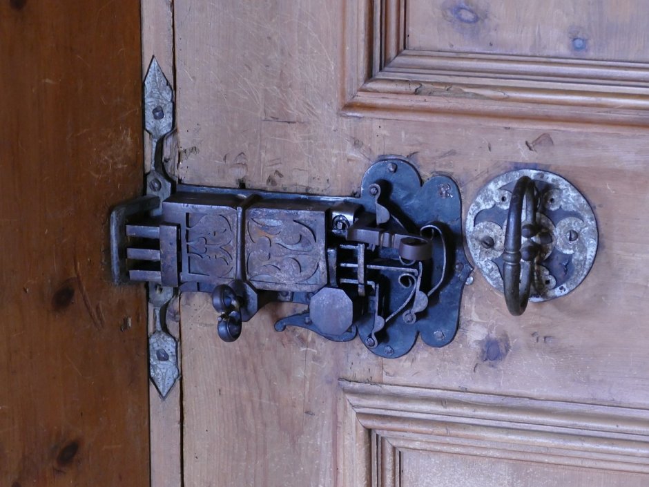 Старинные двери в замках