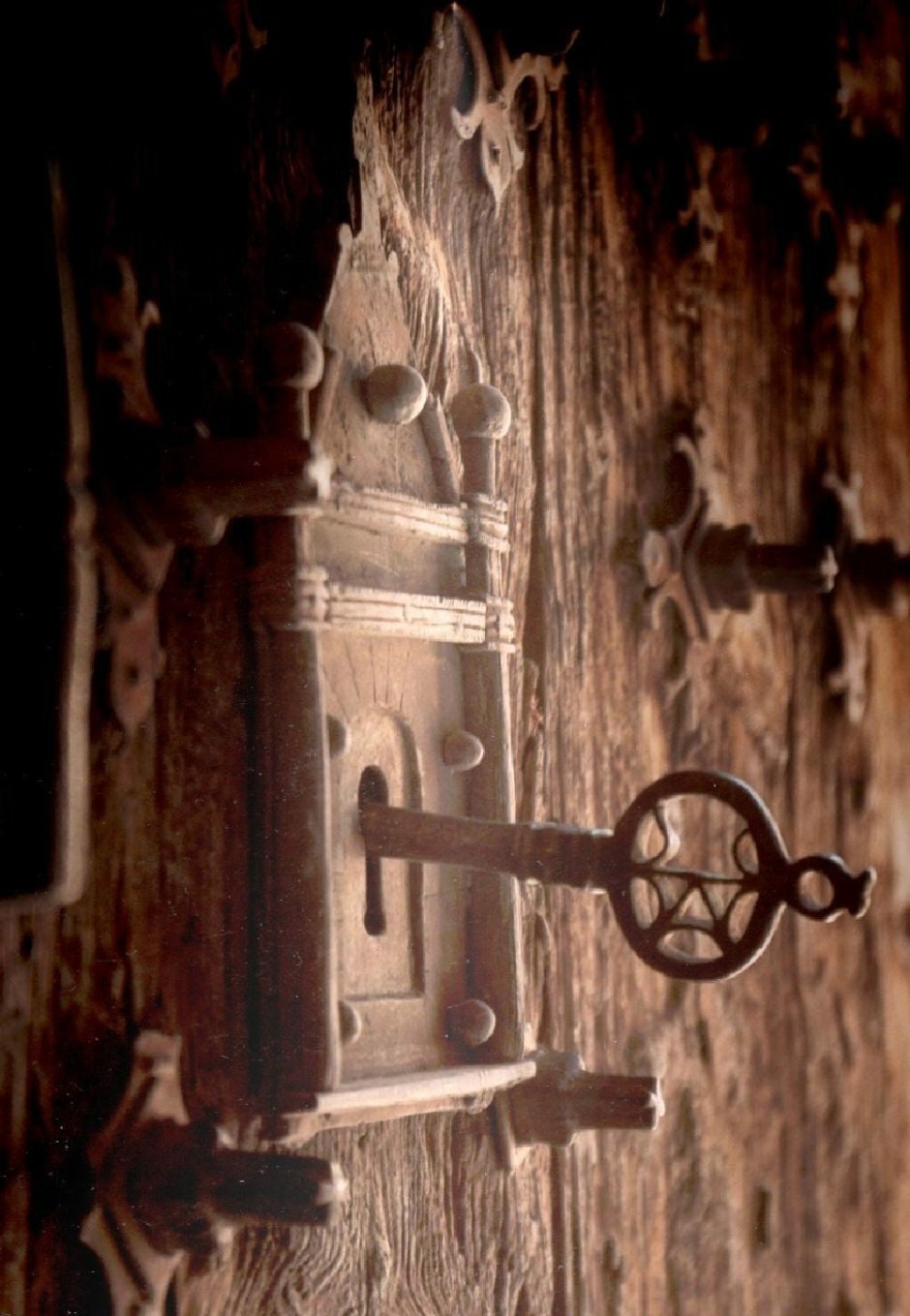 Ключ в дверном замке