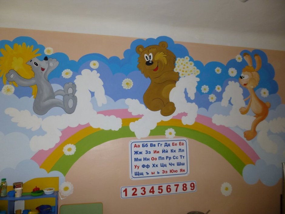 Рисунки на стенах в детском саду