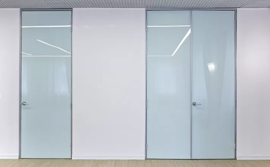 Офисные двери из стекла